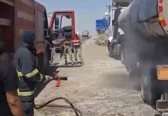 Derik ilçesinde park halindeki tankerde yangın paniği yaşandı