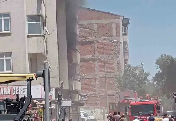 Elazığ Sanayi Mahallesinde çıkan apartman yangını ekiplerce kontrol altına alındı