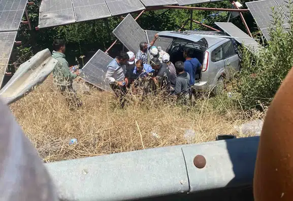 Birecik ilçesinde yoldan çıkan Almanya plakalı otomobilde üç kişi yaralandı