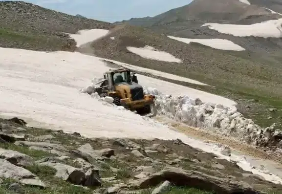 Bitlis yaylalarında yaz ortasında kar mesaisi devam ediyor