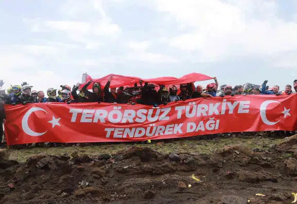 Ağrı'da düzenlenen enduro şampiyonasında sporcular Tendürek Dağı’na Terörsüz Türkiye mesajı taşıdı