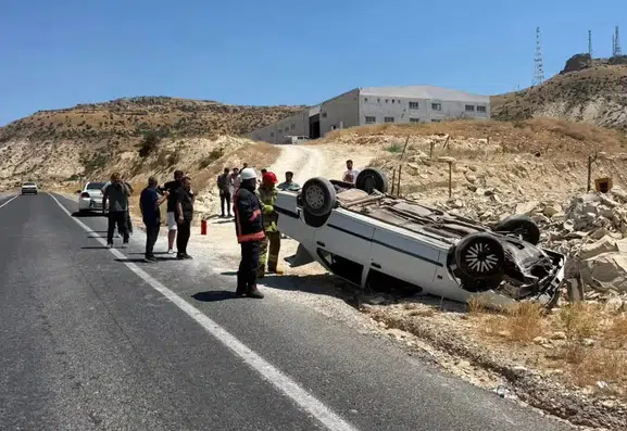 Mardin yolunda kontrolden çıkan araç takla attı