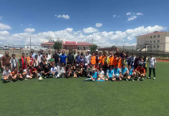 Çaldıranlı gençler yaz kursunda futbolla bir araya geldi