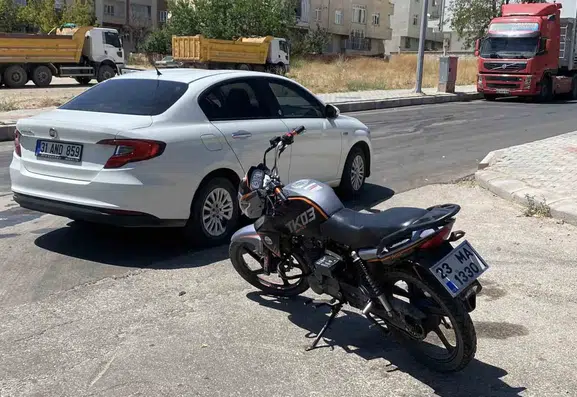 Elazığ Kırklar Mahallesinde Motosiklet ve Otomobil Çarpıştı
