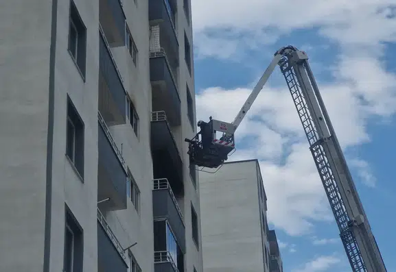 Diyarbakırda bir apartman dairesinde çıkan yangın paniğe yol açtı