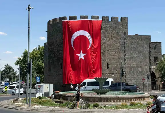 Diyarbakır tarihi surları dev Türk bayrağıyla kırmızı beyaza büründü
