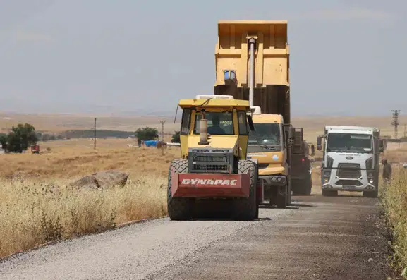 Siverek kırsalındaki 13 kilometrelik yolda asfalt çalışmaları hız kazandı