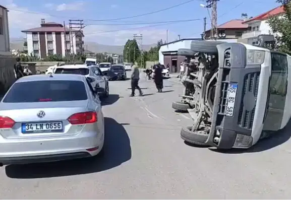 Yüksekova ilçesinde otomobil ile minibüs çarpıştı ve üç kişi yaralandı