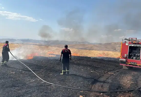 Siirt çevre yolunda çıkan anız yangını ekiplerin hızlı müdahalesiyle söndürüldü