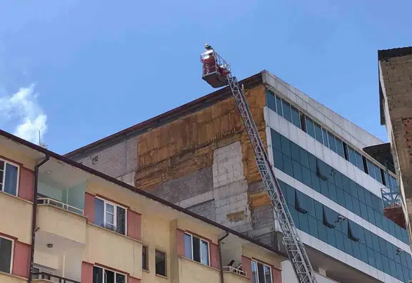 Elazığ merkezdeki bir iş yerinde çıkan baca yangını korkuttu