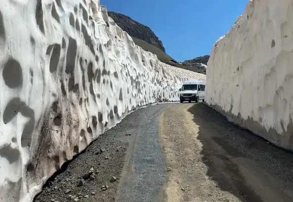 Hakkari dağlarında temmuz ayında kış manzarası görenleri şaşırtıyor