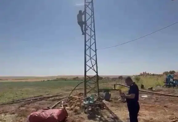 Şanlıurfa'da kaçak trafo operasyonunu durdurmak isteyen vatandaş direğe tırmandı