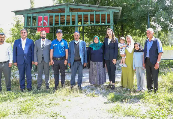 Gürpınar Kaymakamı Keser şehit polisin kabrini ve ailesini ziyaret etti