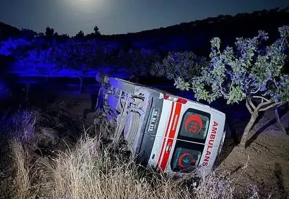 Pervari'de şarampole devrilen ambulanstaki sağlık ekibi kazayı yara almadan atlattı