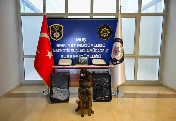 Muş polisi otobüs yolcusunun valizinden çıkan uyuşturucuya el koydu