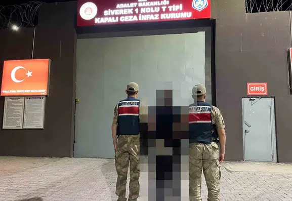 Siverek jandarması aranan dolandırıcıyı kıskıvrak yakaladı