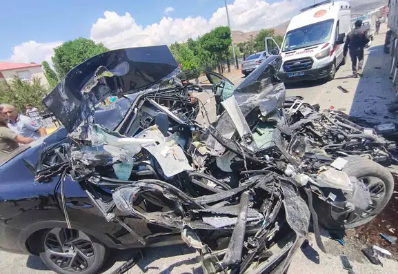 Bingöl Solhan yolunda park halindeki tıra çarpan araçtan bir kişi yaralı kurtuldu