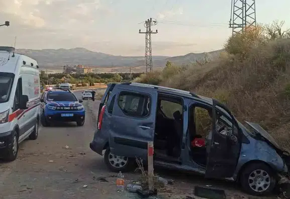 Elazığ Bingöl yolunda hafif ticari araç bariyerlere çarptı