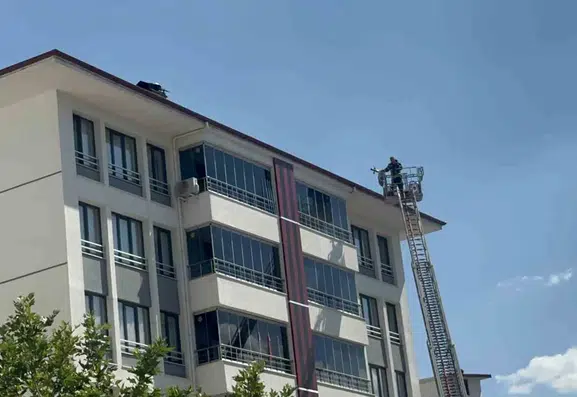 Elazığ merkezindeki yüksek katlı bir binanın bacasında yangın paniği yaşandı
