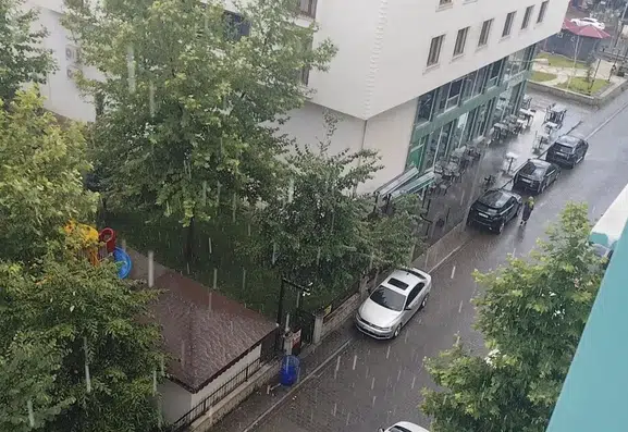 Bingöl merkezinde aniden başlayan yağış hayatı olumsuz etkiledi