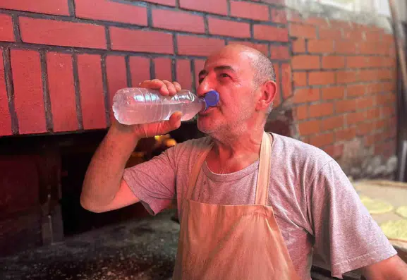 Vanlı fırıncılar kavurucu sıcaklarda ekmek üretmek için ter döküyor