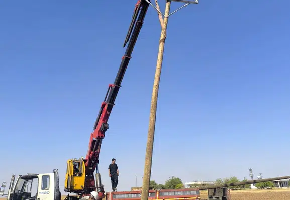 Şanlıurfa tarlalarında yakılan anızlar elektrik direklerini küle çevirdi