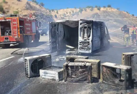 Bingöl Genç yolunda klima taşıyan araç küle döndü
