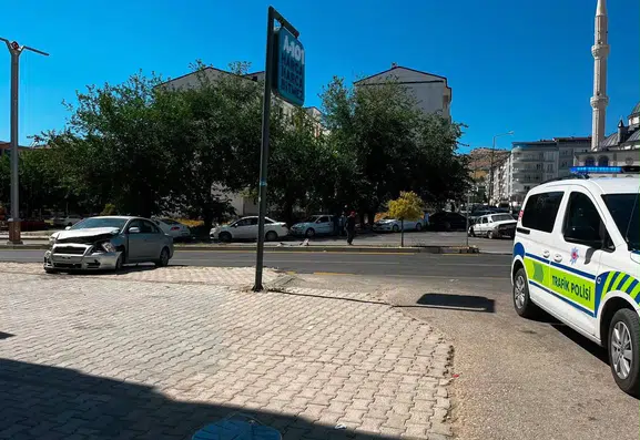 Elazığ Doğukent Mahallesi üzerinde iki otomobil çarpıştı