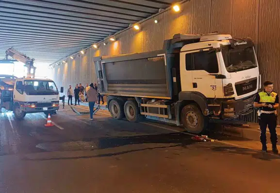 Batman Esentepe kavşağında kontrolden çıkan kamyon bir kişiyi yaraladı