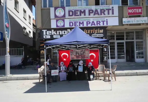 Muşta evlat nöbetindeki aileler çocuklarına kavuşmak için çağrılarını yineledi