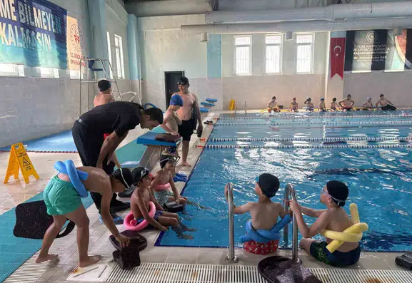 Patnoslu çocuklar yarı olimpik havuzda yüzme öğreniyor