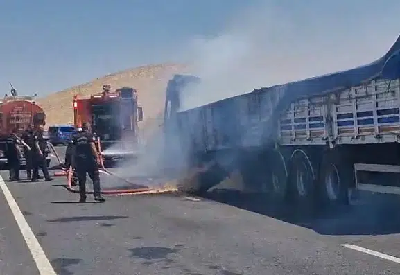 Şanlıurfa yolunda seyir halindeki tırda yangın çıktı