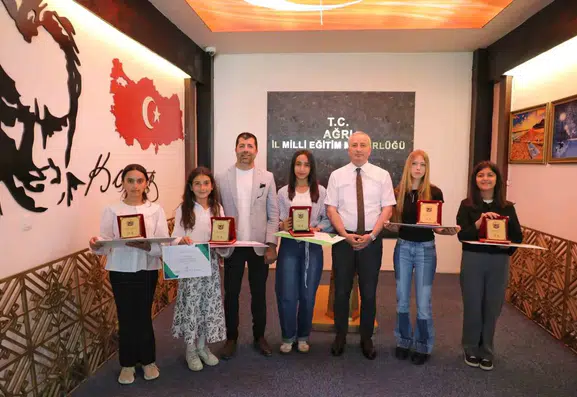 Ağrılı Öğrenciler Bağımlılıkla Mücadele Yarışmasında Başarılarını Ödülle Taçlandırdı