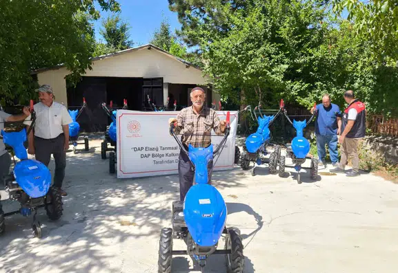 Elazığ Palu ilçesindeki çiftçilere modern tarım makineleri desteği verildi