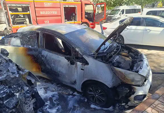 Siirt'te park halindeki iki otomobil yanarak kullanılamaz hale geldi