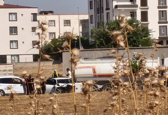 Batman Ek Sanayi Sitesi önünde tır ve otomobil çarpıştı