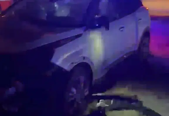 Elazığ'da yağış nedeniyle kontrolden çıkan otomobil durağa çarptı