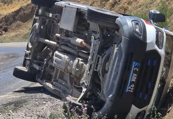 Pervari yolunda acil müdahale ekibini taşıyan ambulans kaza yaptı