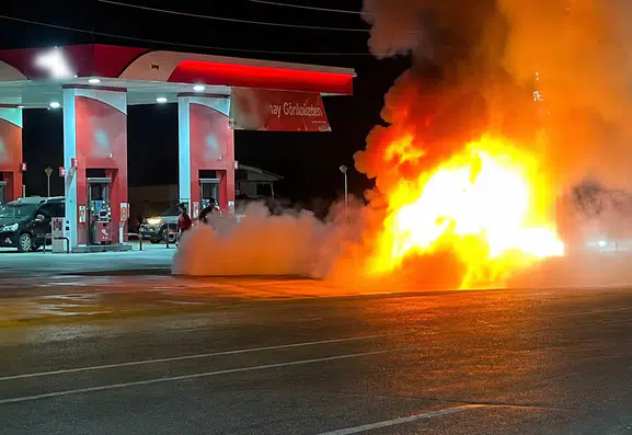 Yüksekova yolunda akaryakıt alan otomobil bir anda alev topuna döndü