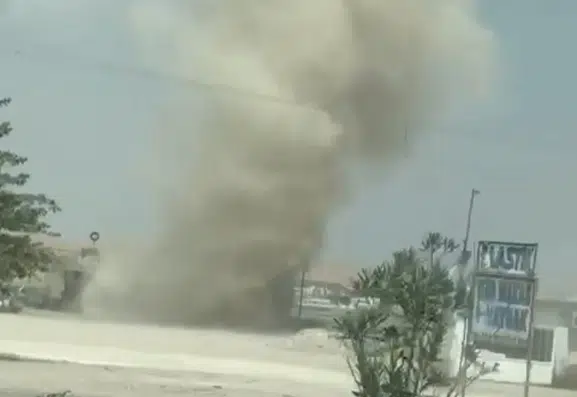 Nusaybin'de yol kenarında beliren hortum cep telefonuyla kaydedildi