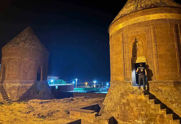 Ahlat genelinde tarihi alanlar polis ekipleri tarafından denetimden geçirildi