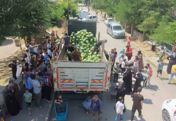 Muşta yerel üreticiden alınan karpuzlar sekiz mahallede halka ücretsiz dağıtıldı