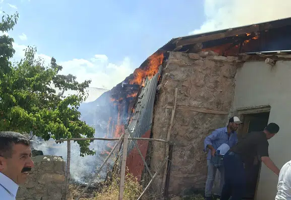 Gevaş ilçesindeki yangın çevre evlere sıçramadan kontrol altına alındı