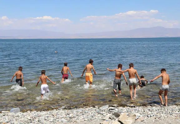 Van Gölü'ne giren çocukların saçları sodalı suyun etkisiyle sarıya dönüyor