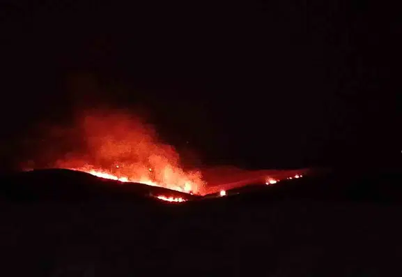 Silvan'da anız yangınına ekipler müdahale ediyor