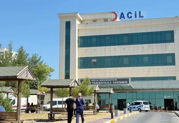 Kapıyı açan kadın pompalı tüfekle vuruldu