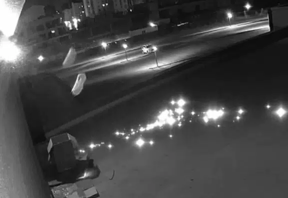 Nargile közü 13 katlı plazayı ateşe verdi, kamera anı kaydetti
