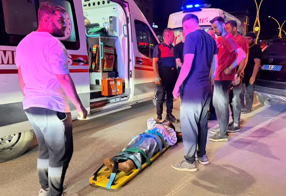 Yüksekova'da kontrolden çıkan otomobil park halindeki araçlara çarptı