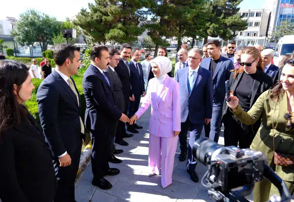 Bakan Göktaş Van temaslarında aileleri ve kursiyerleri ziyaret etti