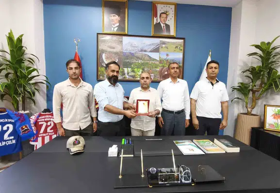 Sason Kütüphanesi Müdürü Mutalip Çelik yerel sivil toplum kuruluşları tarafından ödüllendirildi